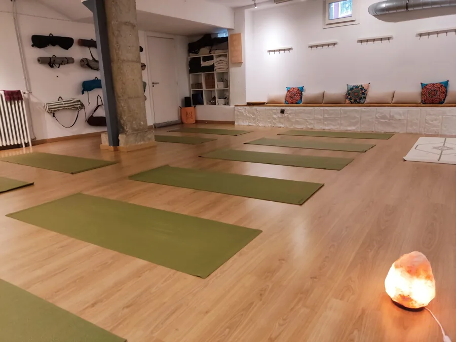 La sala de Arteria Yoga Estudio en Vitoria-Gasteiz, con esterillas preparadas para la práctica