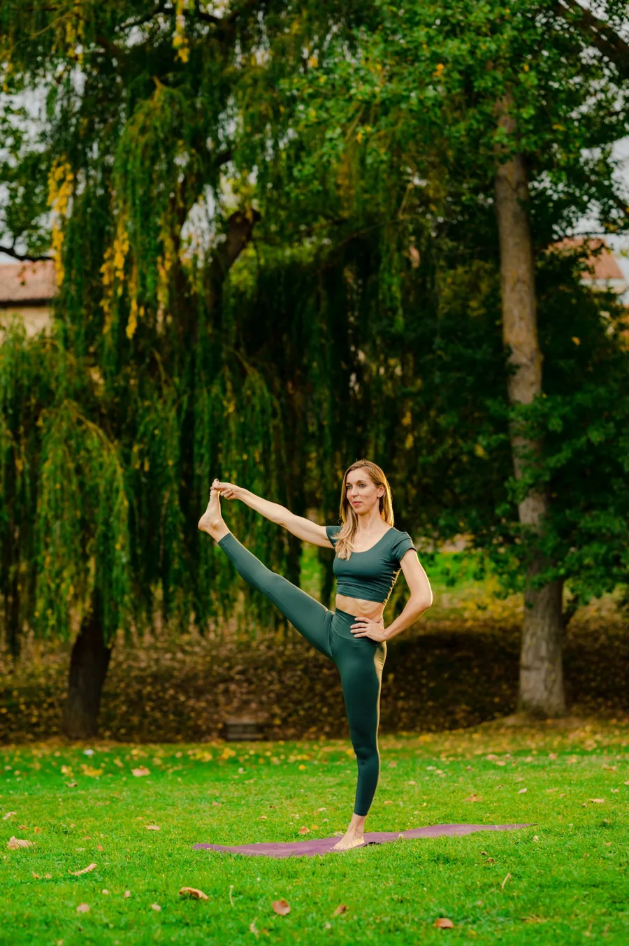 Silvia en una postura de equilibrio durante su práctica de yoga