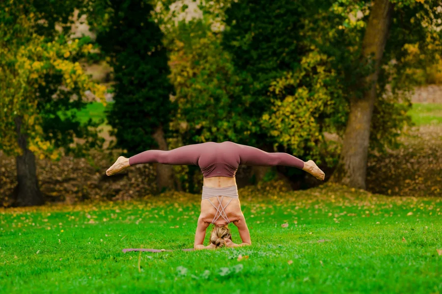 Silvia durante una práctica de equilibrio al aire libre