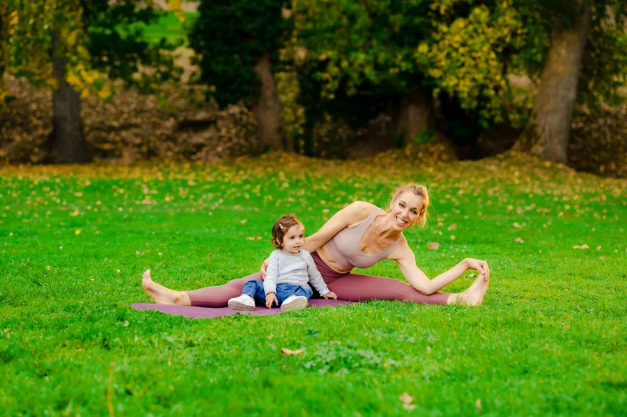 Silvia en una práctica de yoga sobre una esterilla en el parque