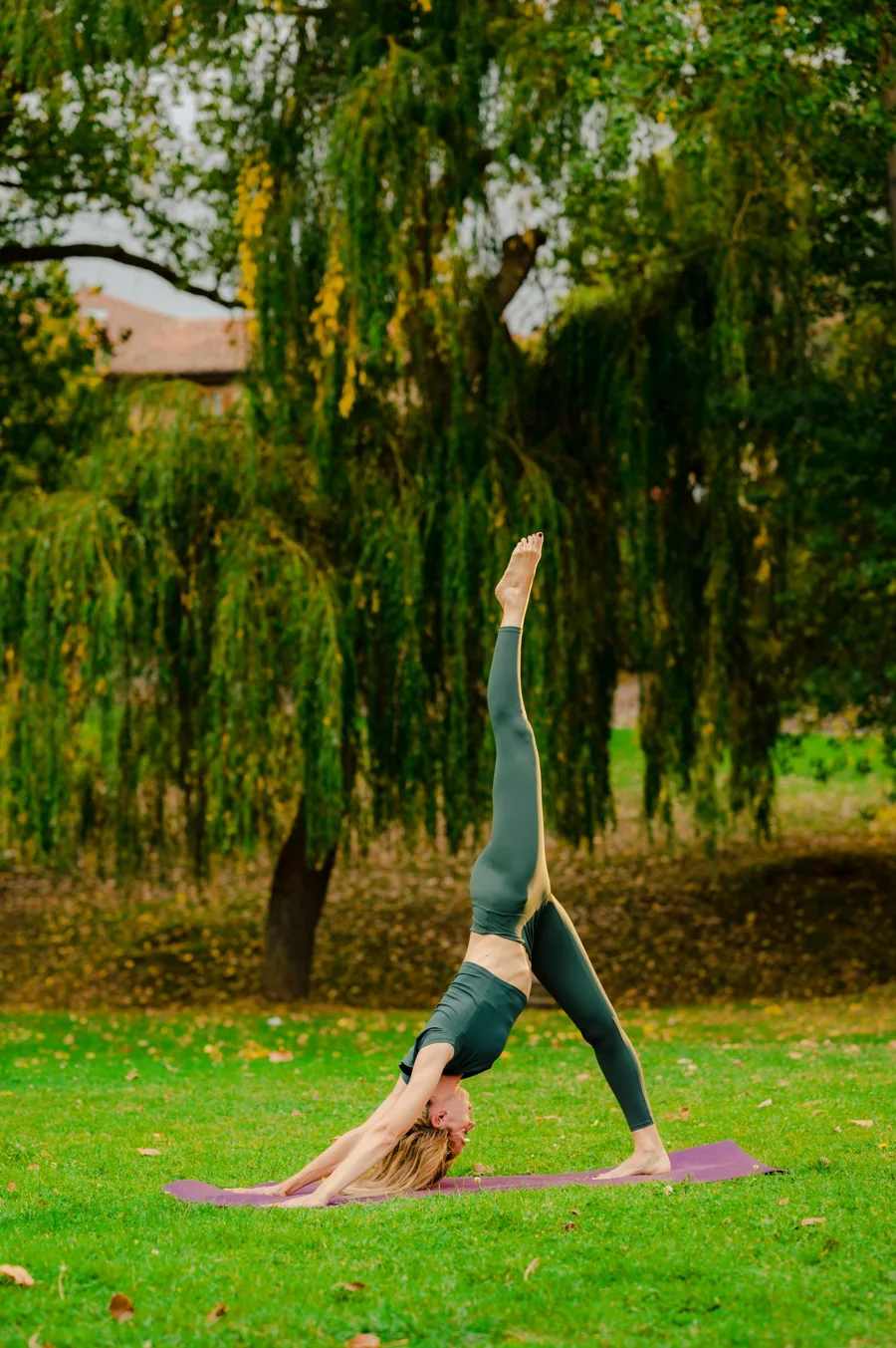 Silvia practicando yoga al aire libre