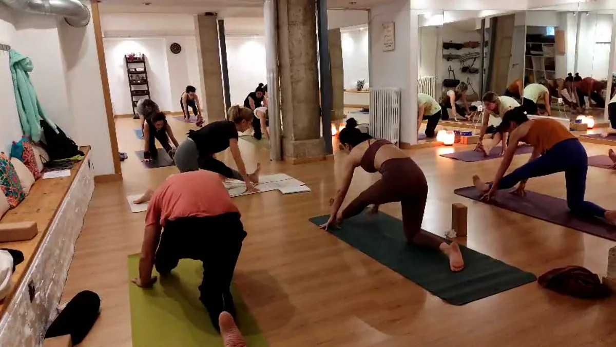 Una clase de yoga en grupo en la sala de Arteria